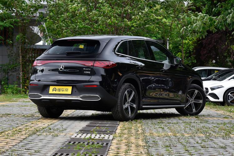 Mercedes-Benz EQE SUV - фото 7
