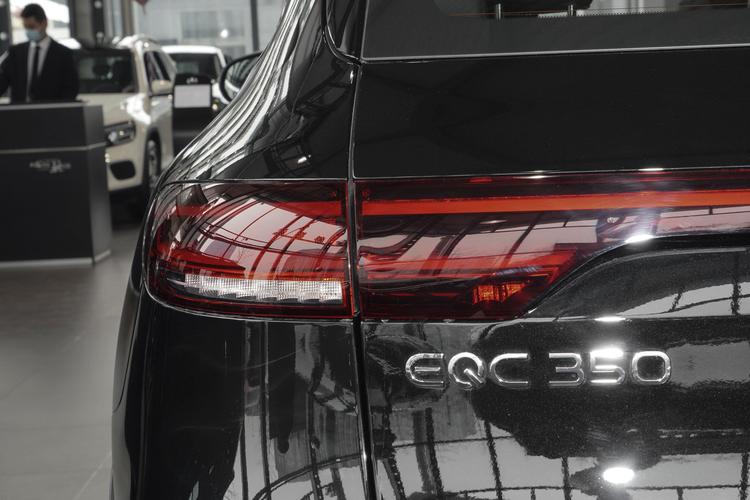 Mercedes-Benz EQC - фото 12