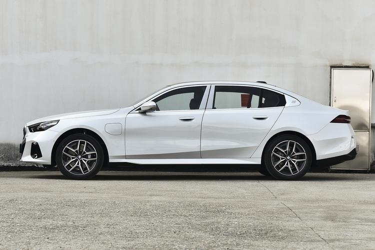 BMW i5 - фото 4