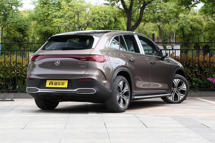 Mercedes-Benz EQE SUV - фото 7