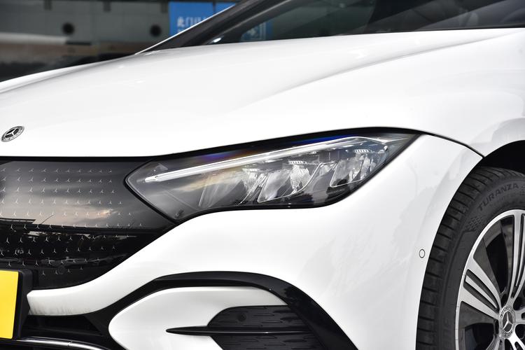 Mercedes-Benz EQE - фото 9