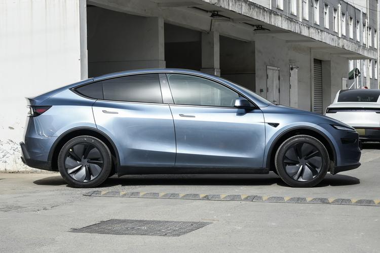 Tesla Model Y - фото 8