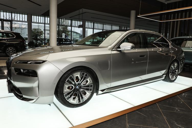 BMW i7 - фото 4