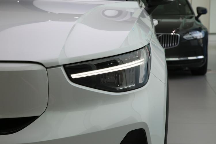 Volvo XC40 Recharge - фото 12