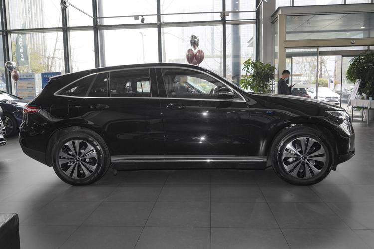 Mercedes-Benz EQC - фото 7
