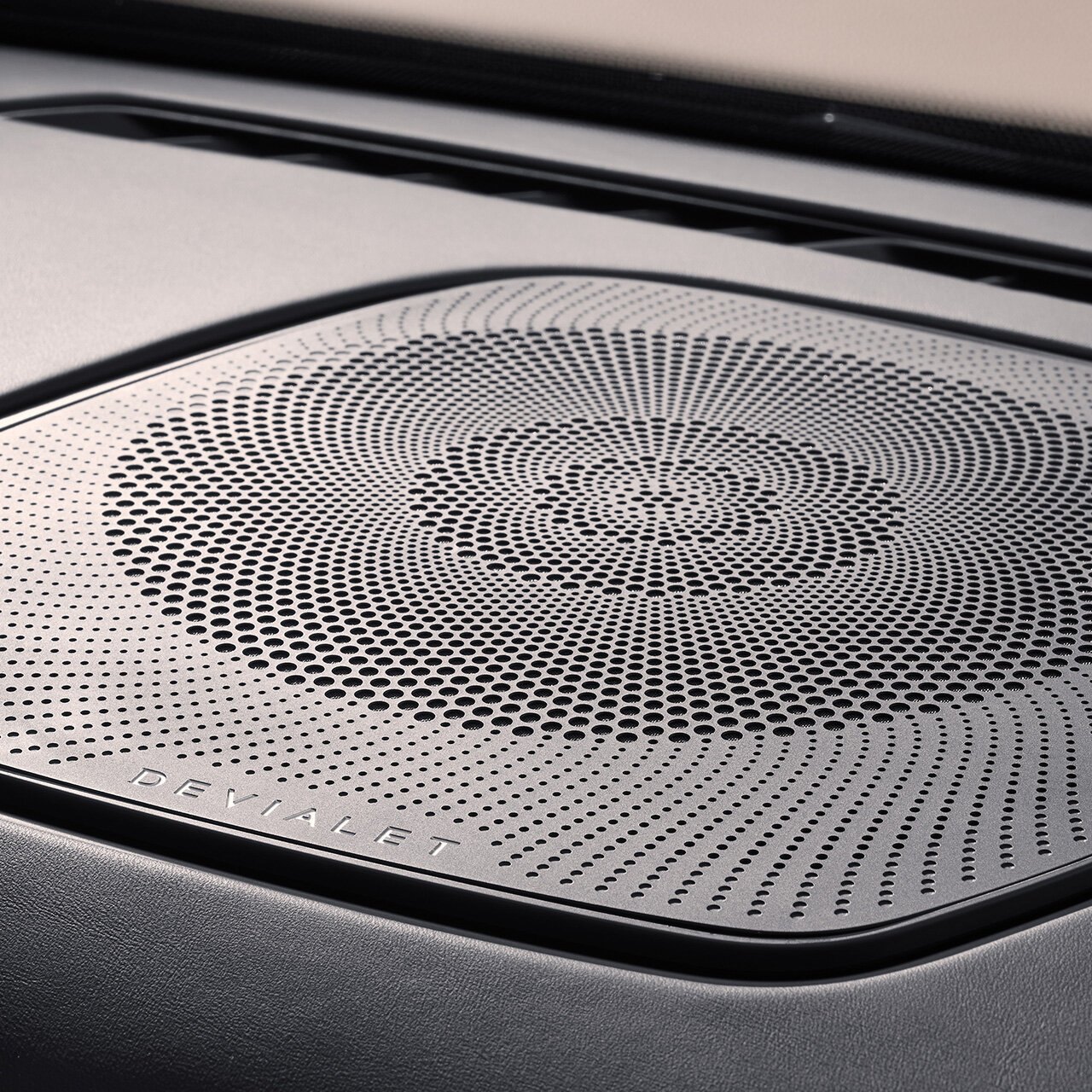 Аудіосистема Devialet з 26 динаміків
