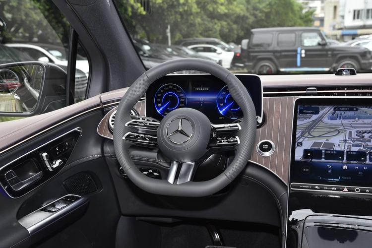 Mercedes-Benz EQE SUV - фото 16