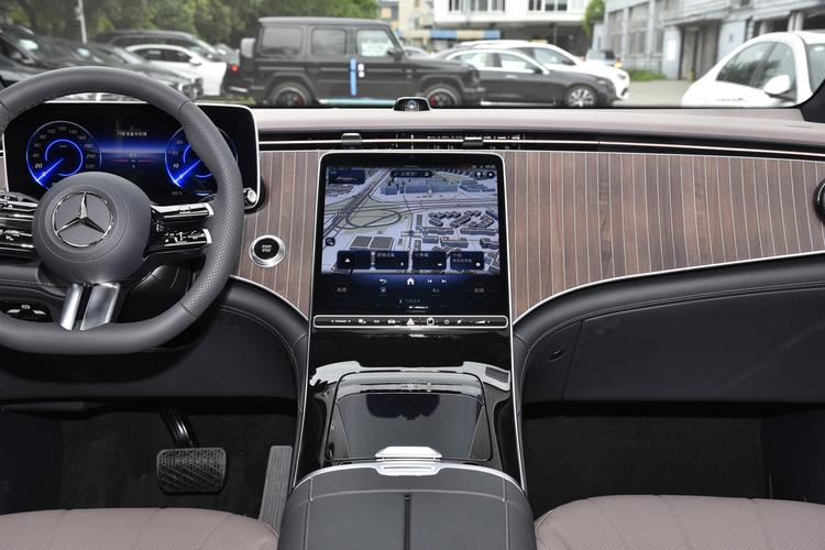 Mercedes-Benz EQE SUV - фото 14