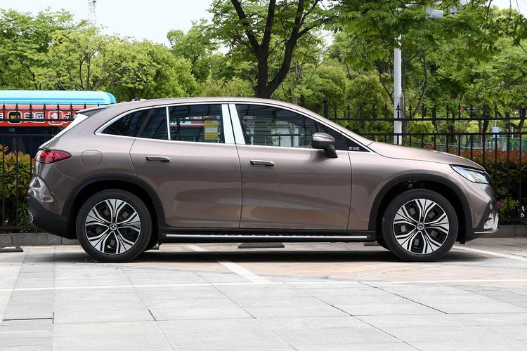Mercedes-Benz EQE SUV - фото 8