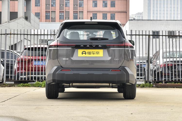 Toyota RAV4 - фото 6