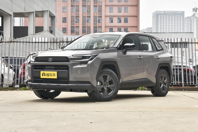 Toyota RAV4 - фото 1