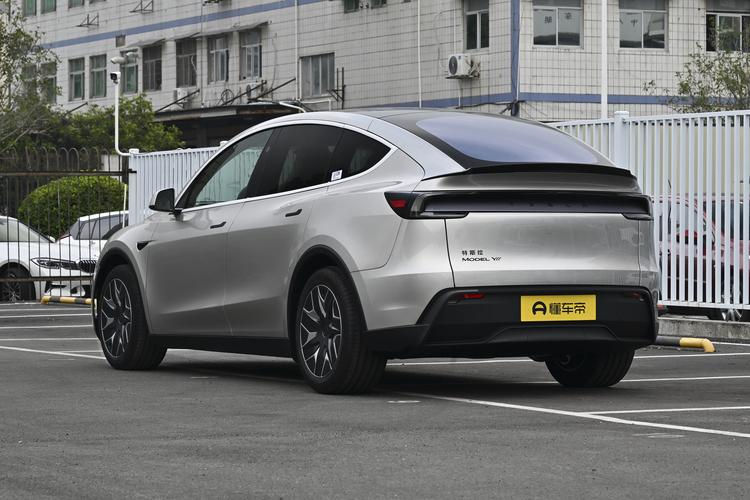 Tesla Model YL - фото 5