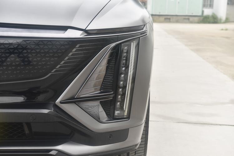 Cadillac Lyriq - фото 11