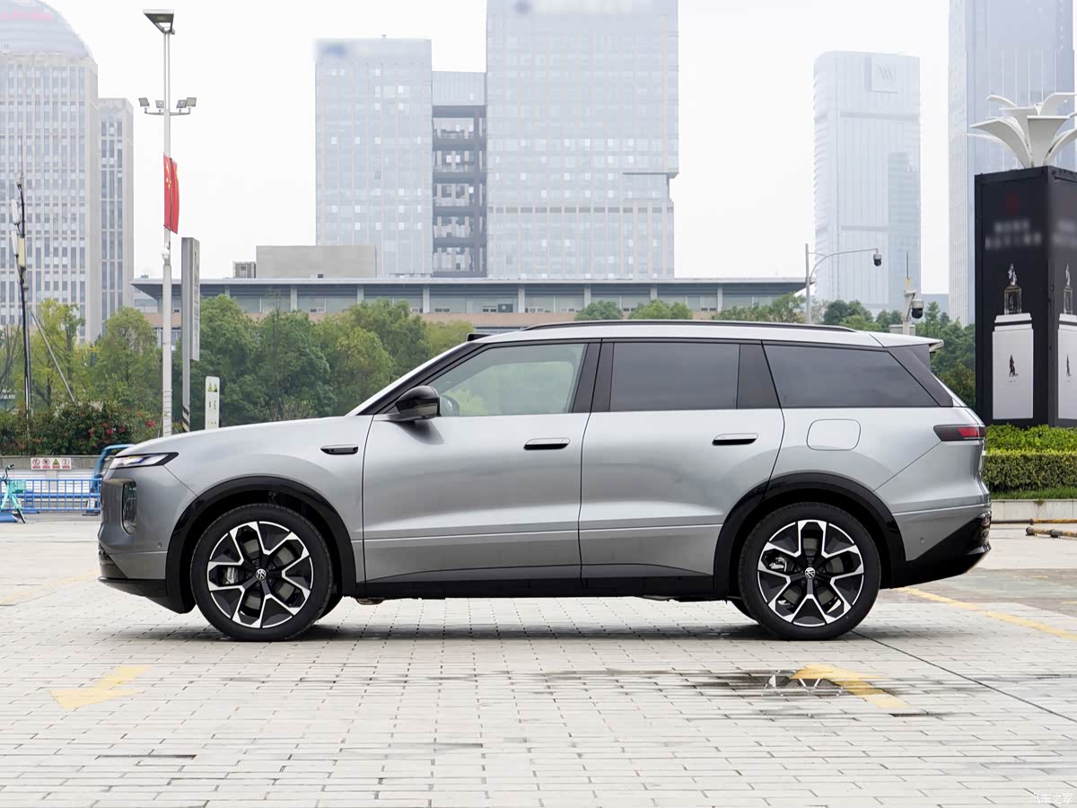 Дизайн Volkswagen ID.ERA 8X: світлова смуга й «плаваючий» дах